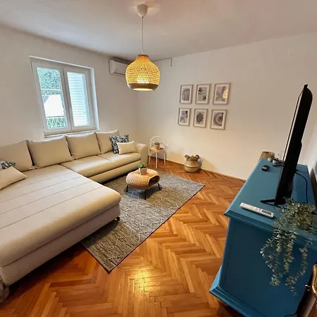 Apartment Dora *